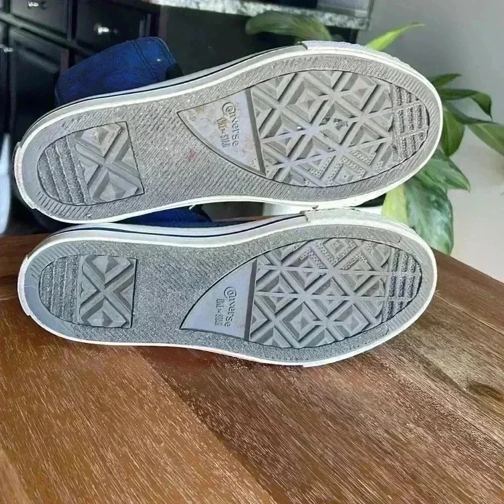Converse Boys High Top Sneakers SZ 2